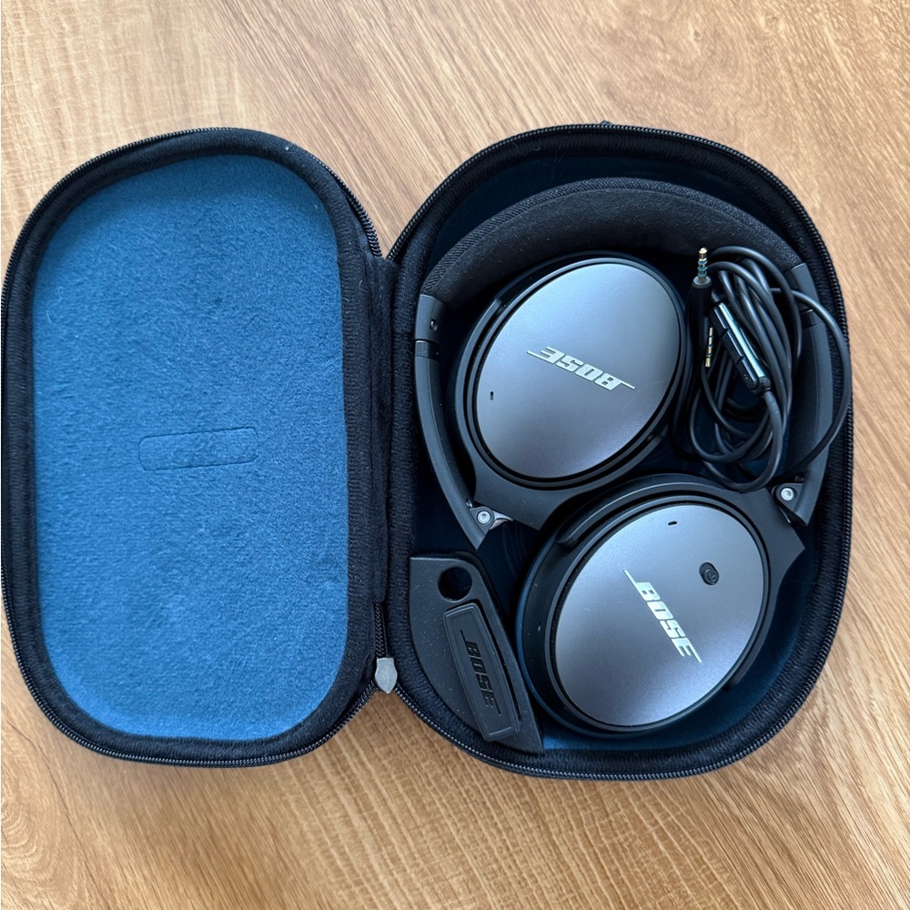 Bose Silver Noise-Cancelling Headphones with Black Case